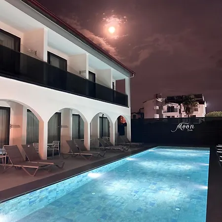 Moon Hotel *